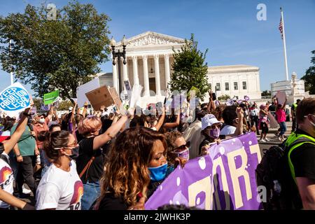 Washington, DC, USA. 2. Oktober 2021. Während der Marsch-Kundgebung für Abtreibungsrichter der Frauen marschieren Demonstranten am Obersten Gerichtshof vorbei. Die Demonstranten forderten die US-Regierung auf, die reproduktiven Rechte von Frauen und den Zugang zu Abtreibungen landesweit zu schützen. Bundesweit fanden am 2. Oktober mehr als 600 Satellitenproteste statt. Die Ereignisse waren zum Teil eine Reaktion auf restriktive Anti-Abtreibungsgesetze, die kürzlich in Texas und Mississippi verabschiedet wurden, und die Weigerung des Obersten Gerichtshofs, das Gesetz von Texas niederzuschlagen. (Bild: © Allison Bailey/SOPA Images via ZUMA Press Wire) Stockfoto