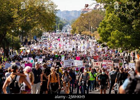 Washington, DC, USA. 2. Oktober 2021. Demonstranten marschieren während der Marsch-Kundgebung der Frauen für Abtreibungsjustiz auf den Capitol Hill. Die Demonstranten forderten die US-Regierung auf, die reproduktiven Rechte von Frauen und den Zugang zu Abtreibungen landesweit zu schützen. Bundesweit fanden am 2. Oktober mehr als 600 Satellitenproteste statt. Die Ereignisse waren zum Teil eine Reaktion auf restriktive Anti-Abtreibungsgesetze, die kürzlich in Texas und Mississippi verabschiedet wurden, und die Weigerung des Obersten Gerichtshofs, das Gesetz von Texas niederzuschlagen. (Bild: © Allison Bailey/SOPA Images via ZUMA Press Wire) Stockfoto