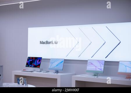 Prag - Tschechische Republik September 5. 2022. Verkauf von MacBook Air Computern im offiziellen Apple Store. Stockfoto