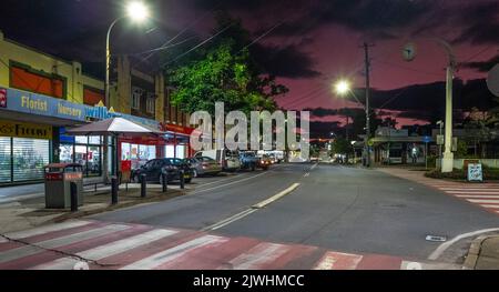 Die Hauptstraße von Murwillumbah im Norden von New South Wales bei Nacht, Blick nach Westen. Stockfoto