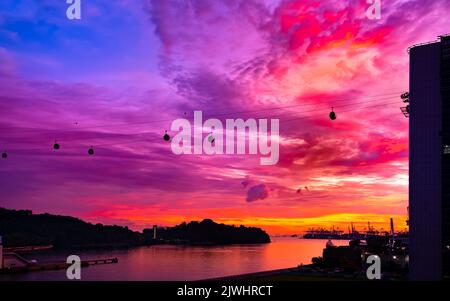 Dramatischer Sonnenuntergang an der Keppel Bucht mit einem Teil der Insel Sentosa im Blick. Stockfoto