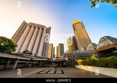 Millenia Walk ist ein modernes Einkaufszentrum mit Modegeschäften, globalen Restaurants und einem Harvey Norman-Geschäft für Möbelelektronik. Stockfoto