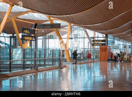 Madrid, Spanien - 28. Juni 2021: Moderne Architektur in einem Terminal im internationalen Flughafen Madrid, Aeropuerto Madrid Barajas, MAD, COVID travel Stockfoto
