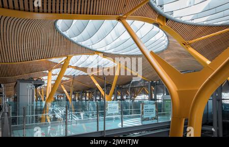 Madrid, Spanien - 28. Juni 2021: Moderne Architektur in einem Terminal im internationalen Flughafen Madrid, Aeropuerto Madrid Barajas, MAD, COVID travel Stockfoto