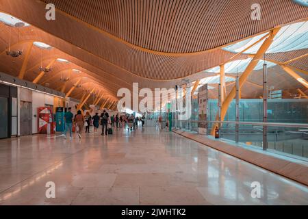 Madrid, Spanien - 28. Juni 2021: Moderne Architektur in einem Terminal im internationalen Flughafen Madrid, Aeropuerto Madrid Barajas, MAD, COVID travel Stockfoto