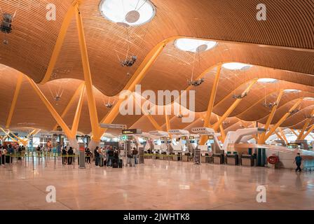 Madrid, Spanien - 28. Juni 2021: Moderne Architektur in einem Terminal im internationalen Flughafen Madrid, Aeropuerto Madrid Barajas, MAD, COVID travel Stockfoto