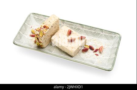 Platte mit leckeren Sesamhalva mit Pistazien auf weißem Hintergrund Stockfoto