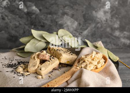 Serviette mit leckerer Sesamhalva auf dem Tisch Stockfoto