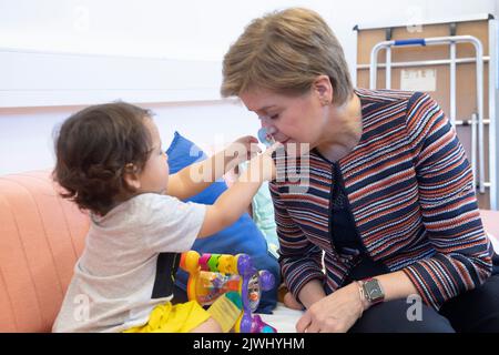 Erste Ministerin Nicola Sturgeon und Timmy Brown-Hyarcaya, 19 Monate alt, während eines Besuchs im Dr. Bell's Family Centre in Leith, Edinburgh, um das Regierungsprogramm zu starten, in dem die Maßnahmen erläutert werden, die die schottische Regierung im nächsten Jahr und darüber hinaus zu ergreifen gedenkt. Bilddatum: Montag, 5. September 2022. Stockfoto