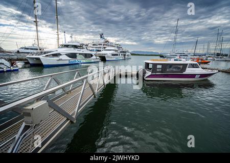 Ausflugsboote und Inselfähren, die an den Hafenanlagen, Port Denarau Marina, Nadi, Fidschi festgebunden sind Stockfoto