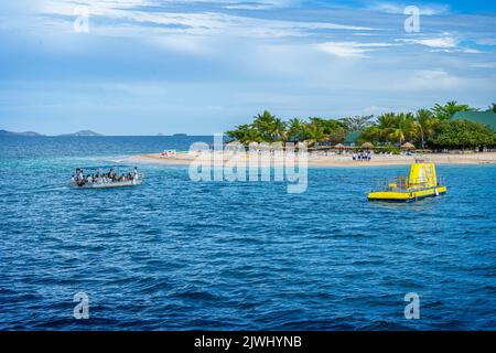 Kleine Boote, die Touristen von der Yasawa Flyer Island Ferry zum Beachcomber Resort, Yasawa Islands Fiji transportieren Stockfoto