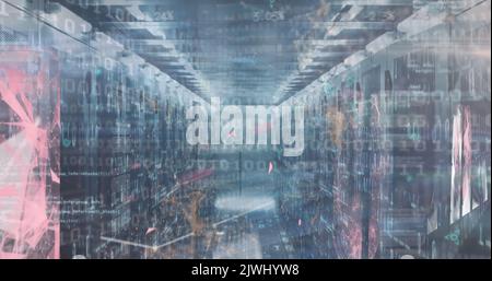 Bild von digitalen Symbolen, Datenverarbeitung und binärer Codierung über leerem Computerserverraum Stockfoto