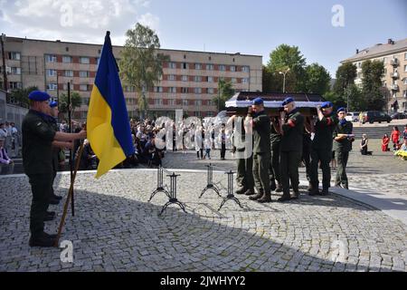 Lviv, Ukraine. 24. August 2022. Soldaten der Nationalgarde der Ukraine tragen den Sarg mit dem Leichnam von Mykhailo Gamkalo, der infolge der russischen Militärinvasion in die Ukraine gestorben ist. In Lemberg sagten sie dem Verteidiger der Ukraine, Oberleutnant Mykhailo Gamkalo, Auf Wiedersehen. Er starb an schweren Verletzungen durch Artillerie und Mörser, die von den russischen Besatzungstruppen abgefeuert wurden. Vor dem militärischen Einmarsch Russlands in die Ukraine am 24. Februar arbeitete er in den nach Franko benannten Tourismusabteilungen der LNU und in Dublyany (LNAU) - außerordentlicher Professor, Kandidat der Geowissenschaften, war Stockfoto