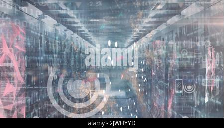 Bild von digitalen Symbolen, Datenverarbeitung und binärer Codierung über leerem Computerserverraum Stockfoto