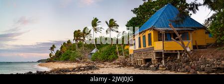 Gelbe Bungalows in einer familiengeführten Gastfamilie im Dorf auf der Nanuya Lailai Insel, Yasawa Inseln, Fidschi Stockfoto