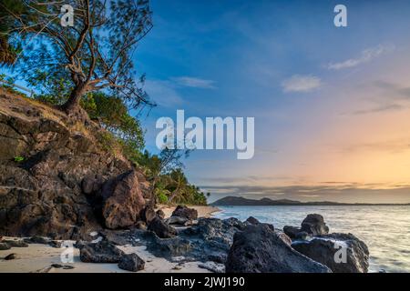 Felsige Klippe am Strand der Nanuya Lai Lai Insel Yasawa Inseln, Fidschi Stockfoto