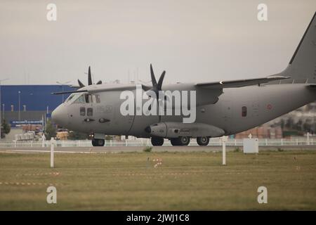 Bukarest, Rumänien - 4. September 2022: Spartanisches Frachtflugzeug der rumänischen Luftwaffe auf dem Aurel Vlaicu Flughafen in Bukarest während eines Luftanflieges Stockfoto