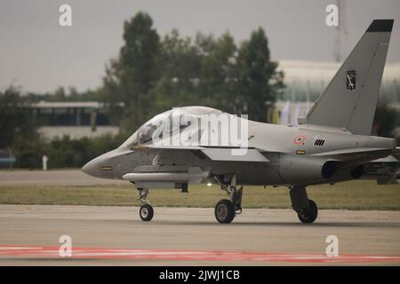 Bukarest, Rumänien - September 4, 2022:T-346A Leonardo / Alenia Airmacchi Military Jet Trainer auf dem Aurel Vlaicu Flughafen in Bukarest während eines Flugs Stockfoto