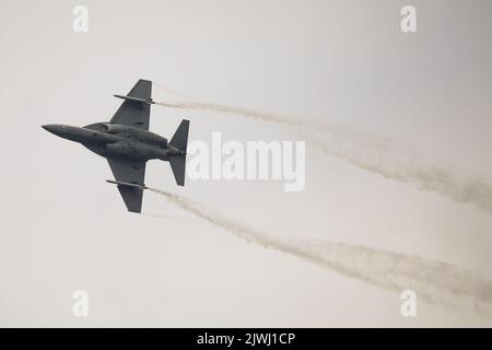 Bukarest, Rumänien - September 4, 2022:T-346A Leonardo / Alenia Airmacchi Military Jet Trainer auf dem Aurel Vlaicu Flughafen in Bukarest während eines Flugs Stockfoto