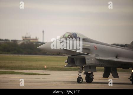 Bukarest, Rumänien - 4. September 2022: Eurofighter Typhoon auf dem Aurel Vlaicu Flughafen in Bukarest während einer Flugshow. Stockfoto