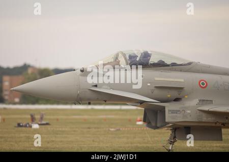 Bukarest, Rumänien - 4. September 2022: Eurofighter Typhoon auf dem Aurel Vlaicu Flughafen in Bukarest während einer Flugshow. Stockfoto
