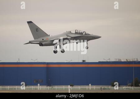 Bukarest, Rumänien - September 4, 2022:T-346A Leonardo / Alenia Airmacchi Military Jet Trainer auf dem Aurel Vlaicu Flughafen in Bukarest während eines Flugs Stockfoto