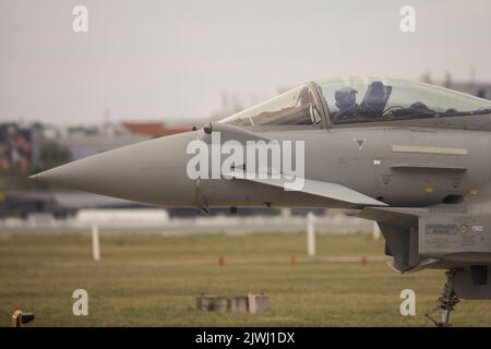 Bukarest, Rumänien - 4. September 2022: Eurofighter Typhoon auf dem Aurel Vlaicu Flughafen in Bukarest während einer Flugshow. Stockfoto
