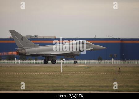 Bukarest, Rumänien - 4. September 2022: Eurofighter Typhoon auf dem Aurel Vlaicu Flughafen in Bukarest während einer Flugshow. Stockfoto