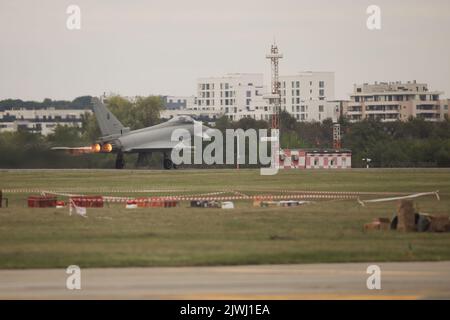 Bukarest, Rumänien - 4. September 2022: Eurofighter Typhoon auf dem Aurel Vlaicu Flughafen in Bukarest während einer Flugshow. Stockfoto