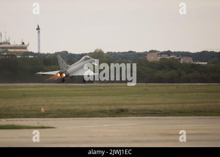 Bukarest, Rumänien - 4. September 2022: Eurofighter Typhoon auf dem Aurel Vlaicu Flughafen in Bukarest während einer Flugshow. Stockfoto