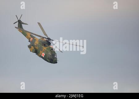 Bukarest, Rumänien - 4. September 2022: Militärhubschrauber der rumänischen Luftstreitkräfte IAR-330 Puma auf dem Flughafen Aurel Vlaicu in Bukarest während einer Stockfoto