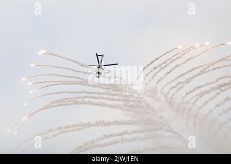 Bukarest, Rumänien - 4. September 2022: Der Militärhubschrauber IAR-330 Puma der rumänischen Air Forces startet auf dem Flughafen Aurel Vlaicu thermische Fallen Stockfoto