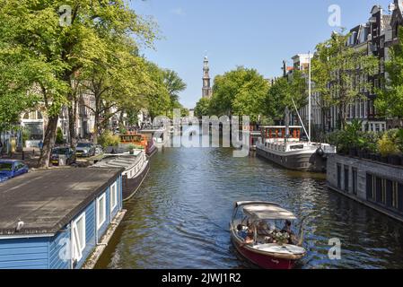 Texel, Niederlande. August 2022. Die Prinsengracht mit Blick auf die Westerkerk in Amsterdam. Hochwertige Fotos Stockfoto