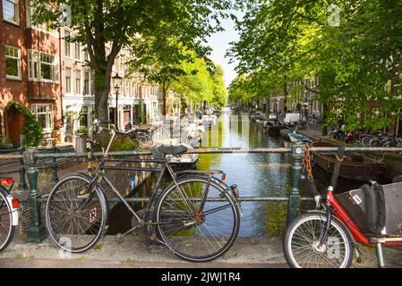 Texel, Niederlande. August 2022. Die Kanäle und die Fahrräder in Amsterdam . Hochwertige Fotos Stockfoto