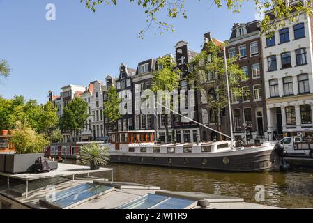 Texel, Niederlande. August 2022. Die Kanäle mit den Hausbooten in Amsterdam . Hochwertige Fotos Stockfoto