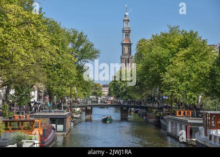 Texel, Niederlande. August 2022. Die Prinsengracht mit Blick auf die Westerkerk in Amsterdam. Hochwertige Fotos Stockfoto