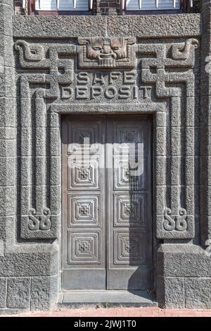 Texel, Niederlande. August 2022. Die Eingangstür der Tresorfächer der ehemaligen Nederlandsche Handelsmaatschappij an der Vijzelstraat in Amste Stockfoto