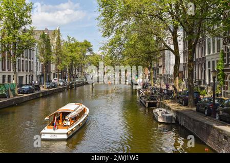 Texel, Niederlande. August 2022. Die Kanäle mit den Hausbooten in Amsterdam . Hochwertige Fotos Stockfoto