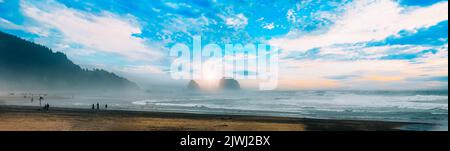 USA, Portland, Oregon, landschaftlich reizvolle Cannon Beach Haystack Felsformationen am Pazifischen Ozean. Stockfoto