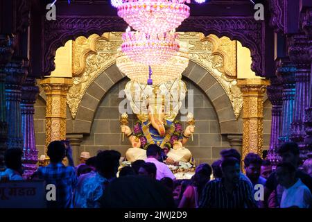 03. September 2022, Pune, Maharashtra, Indien, wunderschöne Skulptur von Lord Ganesh, genannt als saraf suvarnakar Ganapati in der Nähe von Sonya Maruti chowk während Gan Stockfoto