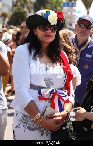 File photo - NICE, FRANKREICH - JULY 18: Menschen versammeln sich, um eine Schweigeminute zu halten, um den Opfern des tödlichen Angriffs von Nizza auf der Promenade des Anglais am 18. Juli 2016 in Nizza, Frankreich, zu gedenken. Ein französisch-tunesischer Angreifer tötete 84 Menschen, als er einen Lastwagen durch Menschenmengen fuhr, die sich versammelten, um während der Feierlichkeiten zum Bastille-Tag ein Feuerwerk zu sehen. Der Angreifer eröffnete dann das Feuer auf Menschen in der Menge, bevor er von der Polizei getötet wurde. (Foto: Patrick Aventurier/Getty Images) Stockfoto