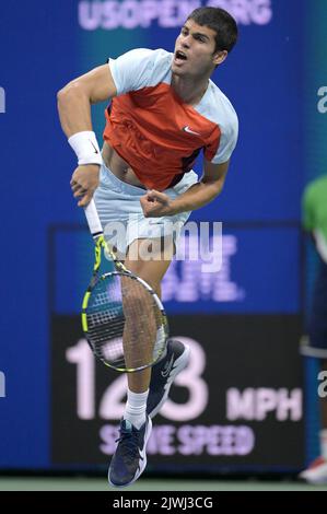 New York, USA. 05. September 2022. Carlos Alcaraz, Spanien, dient Marin Cilic, Kroatien, während der vierten Runde der U.S. Open Tennis Championships im Arthur Ashe Stadion im USTA Billie Jean King National Tennis Center in Flushing Meadows Corona Park New York, 5. September 2022. (Foto von Anthony Behar/Sipa USA) Quelle: SIPA USA/Alamy Live News Stockfoto