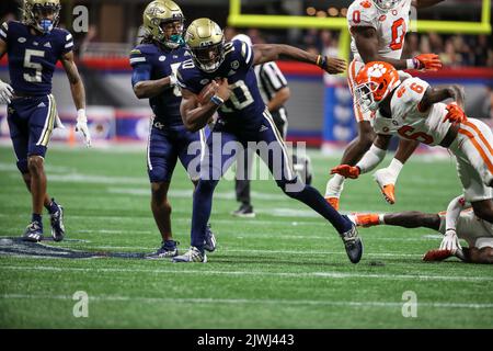 Atlanta, GA - 05. SEPTEMBER: Georgia Tech Yellow Jackets Quarterback Jeff Sims (10) bricht während des Chick-Fil-A Kickoff Game zwischen Clemson und Georgia Tech am Montag, 5. September 2022 in Atlanta, GA frei. (Jevone Moore/Bild des Sports) Stockfoto