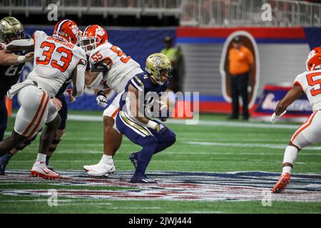 Atlanta, GA - 05. SEPTEMBER: Georgia Tech Yellow Jackets laufen zurück Dontae Smith (4) während des Chick-Fil-A Kickoff Spiels zwischen Clemson und Georgia Tech am Montag, 5. September 2022 in Atlanta, GA. (Jevone Moore/Bild des Sports) Stockfoto