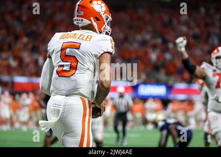 Atlanta, GA - 05. SEPTEMBER: Clemson Tigers Quarterback DJ Uiagalelei (5) während des Chick-Fil-A Kickoff Spiels zwischen Clemson und Georgia Tech am Montag, 5. September 2022 in Atlanta, GA. (Jevone Moore/Bild des Sports) Stockfoto