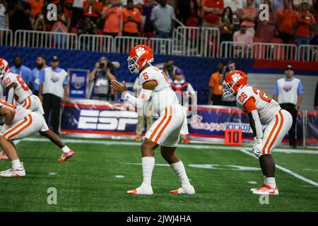 Atlanta, GA - 05. SEPTEMBER: Clemson Tigers Quarterback DJ Uiagalelei (5) während des Chick-Fil-A Kickoff Spiels zwischen Clemson und Georgia Tech am Montag, 5. September 2022 in Atlanta, GA. (Jevone Moore/Bild des Sports) Stockfoto