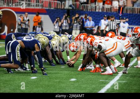 Atlanta, GA – 05. SEPTEMBER: Line of Scrimmage beim Chick-Fil-A Kickoff Game zwischen Clemson und Georgia Tech am Montag, 5. September 2022 in Atlanta, GA. (Jevone Moore/Bild des Sports) Stockfoto