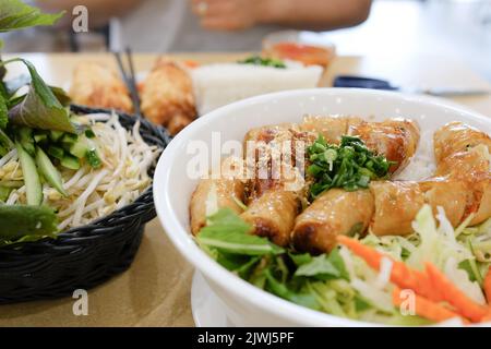 Bún Chả mit Frühlingsrollen und Chả tôm (Zuckerrohrgarnelen) mit Reispapier im Phu Quoc, einem vietnamesischen Restaurant in Cabramatta – Sydney, Australien Stockfoto