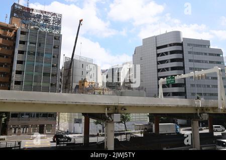 Am Nakagin Capsule Tower, einem ikonischen Bauwerk, das am 5. September 2022 vom japanischen Architekten Kisho Kurokawa in Ginza, Tokio, Japan, entworfen wurde, werden die Abbrucharbeiten fortgesetzt. Quelle: AFLO/Alamy Live News Stockfoto