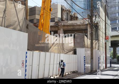 Am Nakagin Capsule Tower, einem ikonischen Bauwerk, das am 5. September 2022 vom japanischen Architekten Kisho Kurokawa in Ginza, Tokio, Japan, entworfen wurde, werden die Abbrucharbeiten fortgesetzt. Quelle: AFLO/Alamy Live News Stockfoto